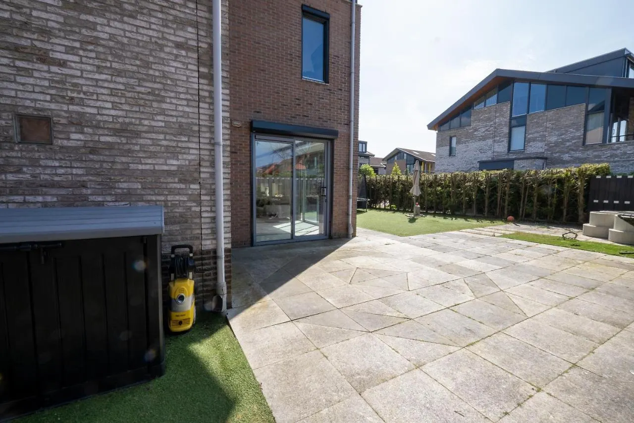 Big 5-Bedroom House In Capelle Aan Den Ijssel 0*,  Nederland