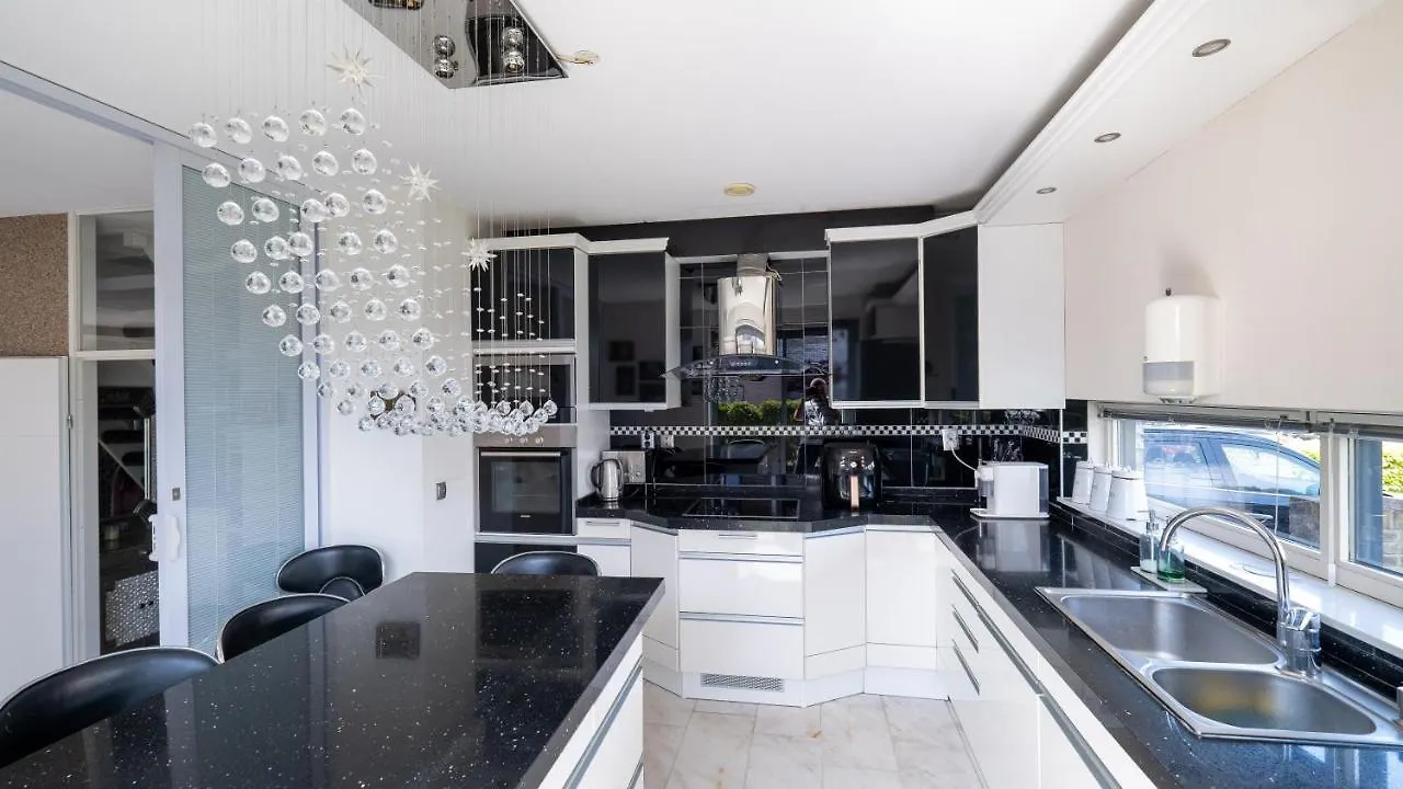 Big 5-Bedroom House In Capelle Aan Den Ijssel 0*,  Nederland