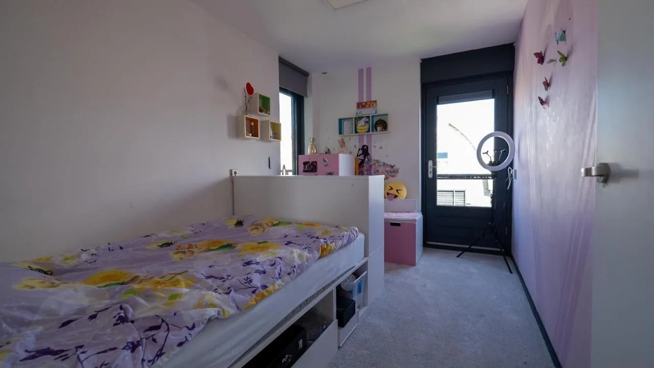 Big 5-Bedroom House In Capelle Aan Den Ijssel 0*,  Nederland