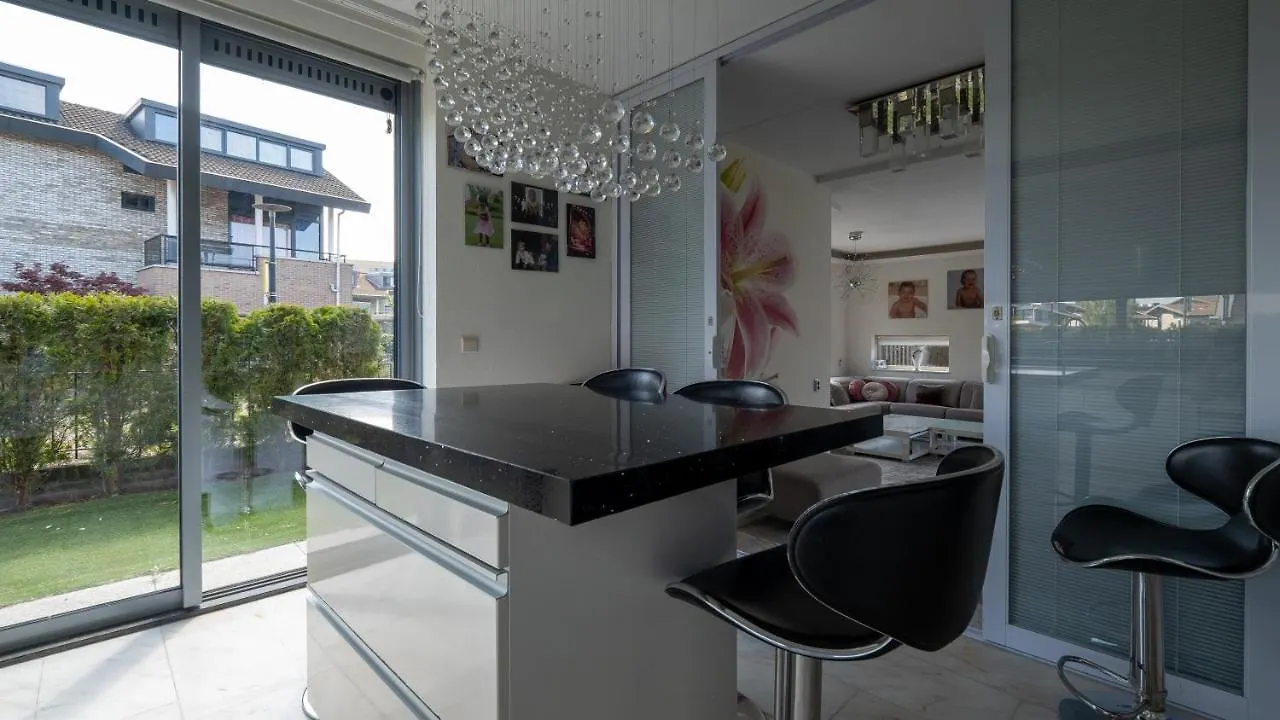 Vakantiehuis Big 5-Bedroom House In Capelle Aan Den Ijssel Nederland